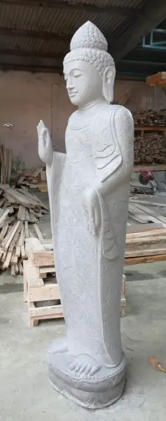 Artikelbild 7 des Artikels “Stehender Buddha mit floraler Schnitzerei, Abudaya-Stellung. 47 x 35 x 180 cm. Naturstein (Flussstein), Steinmetzarbeit “